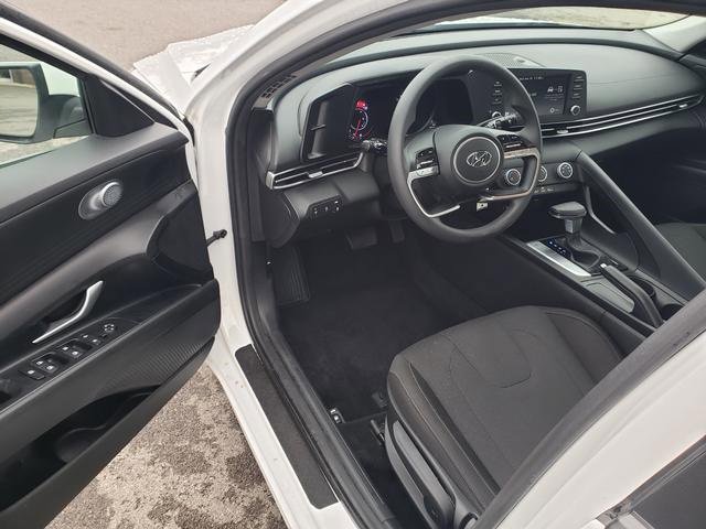Used 2023 Hyundai Elantra SE w/ Winter Weather Package image 10
