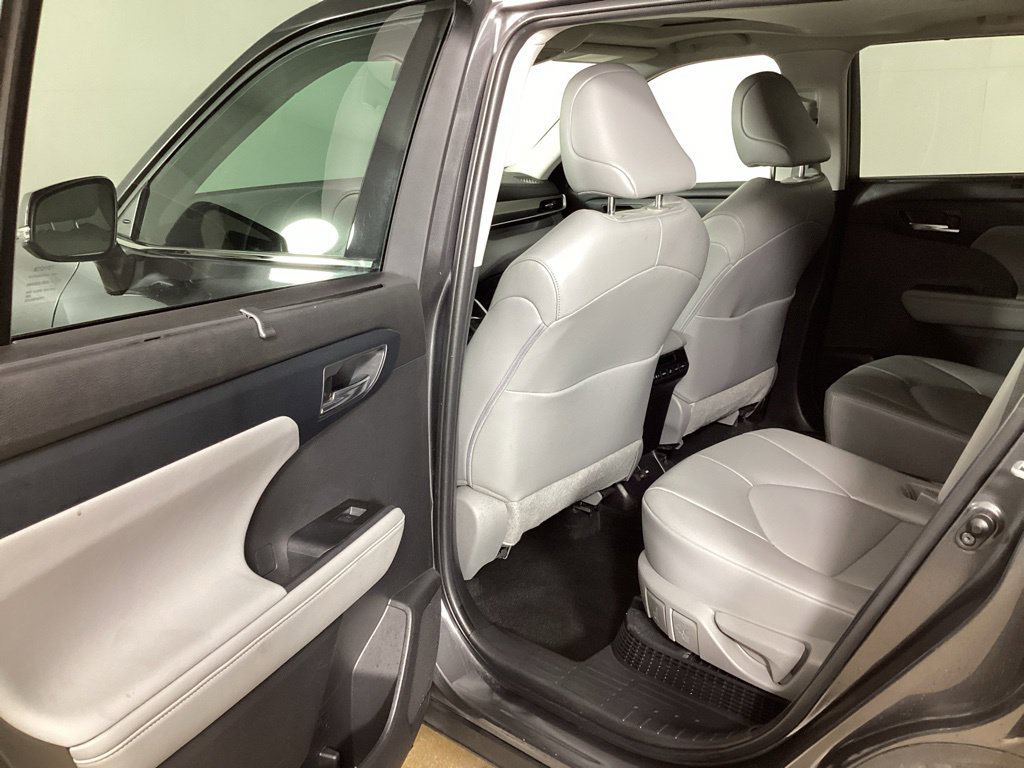 Used 2022 Toyota Highlander XLE AWD/4WD image 21