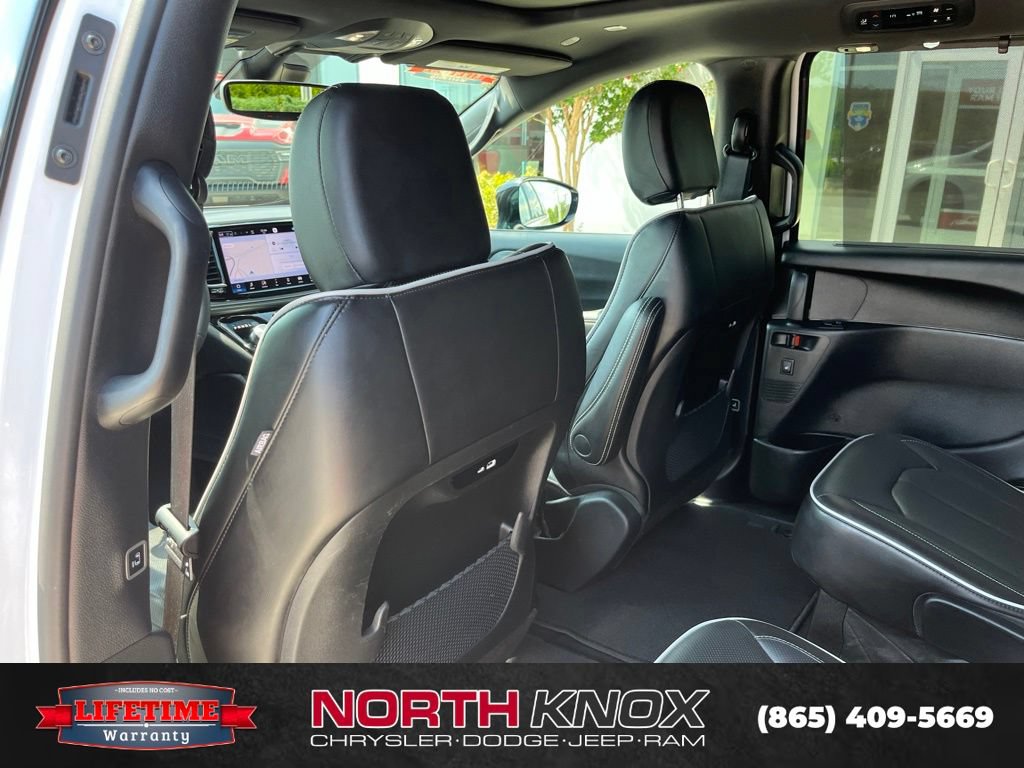 Used 2025 Chrysler Pacifica Limited FWD image 16