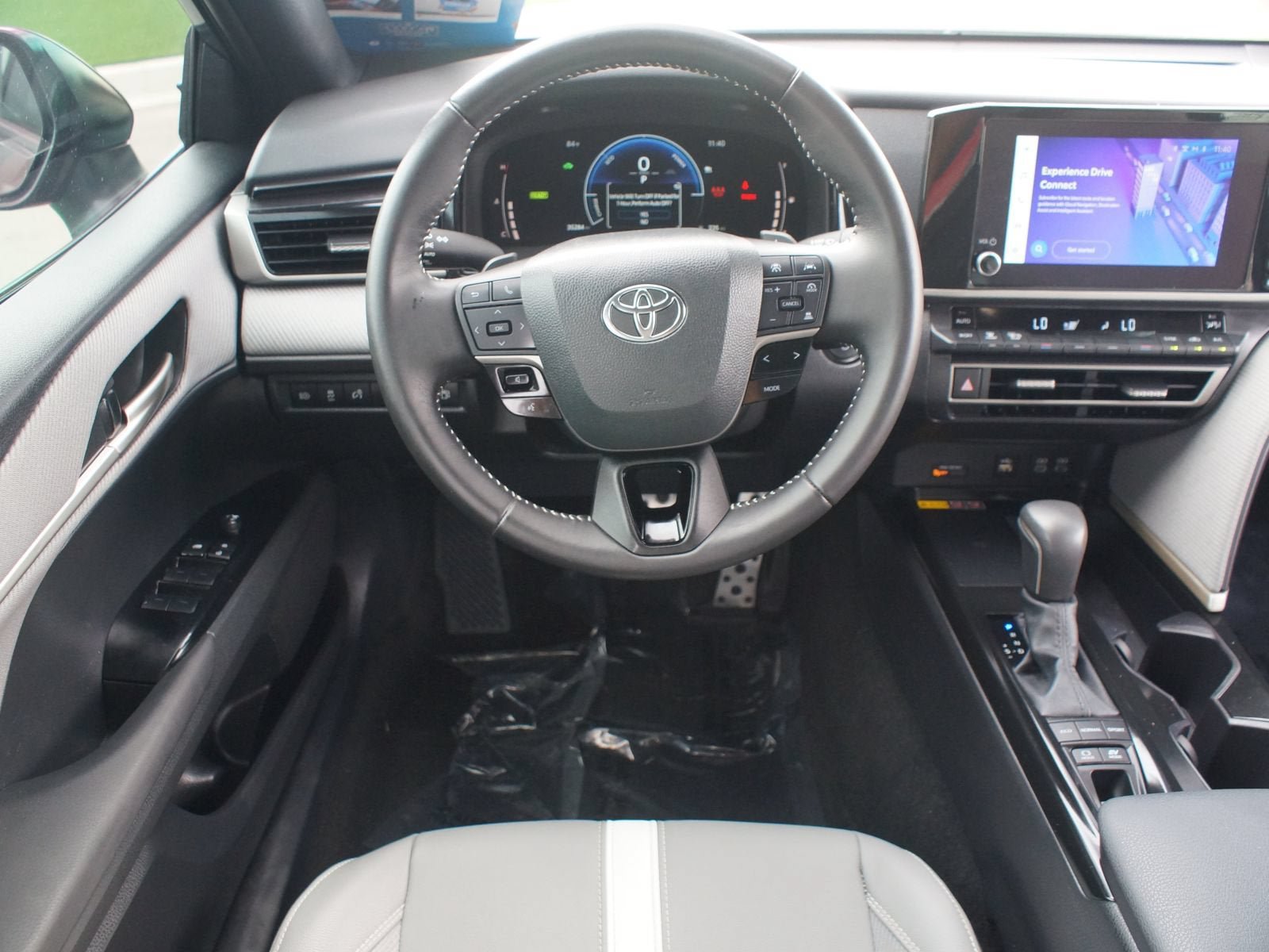Used 2025 Toyota Camry SE w/ Convenience Package FWD image 5