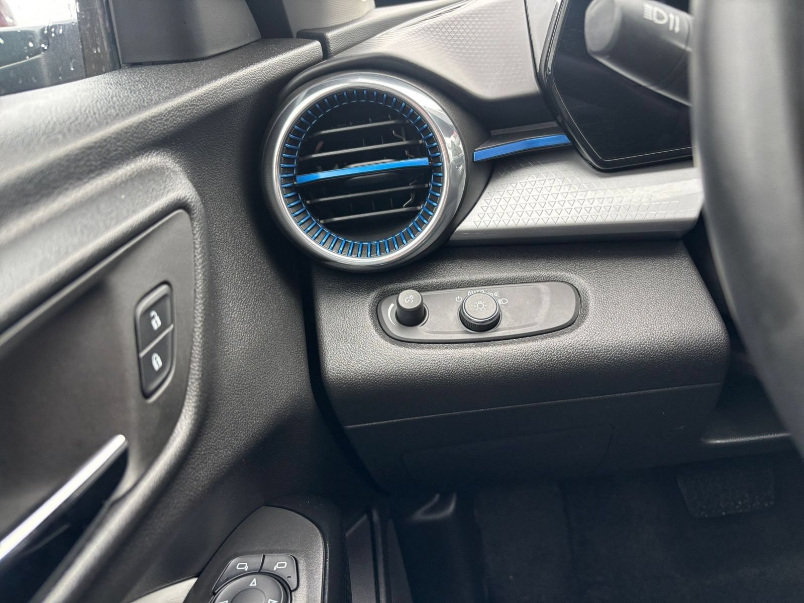 Used 2025 Chevrolet Trax LT w/ LT Convenience Package FWD image 28