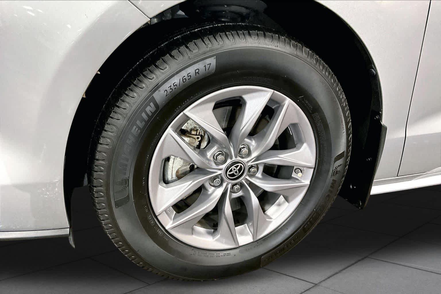 Used 2024 Toyota Sienna LE FWD image 11