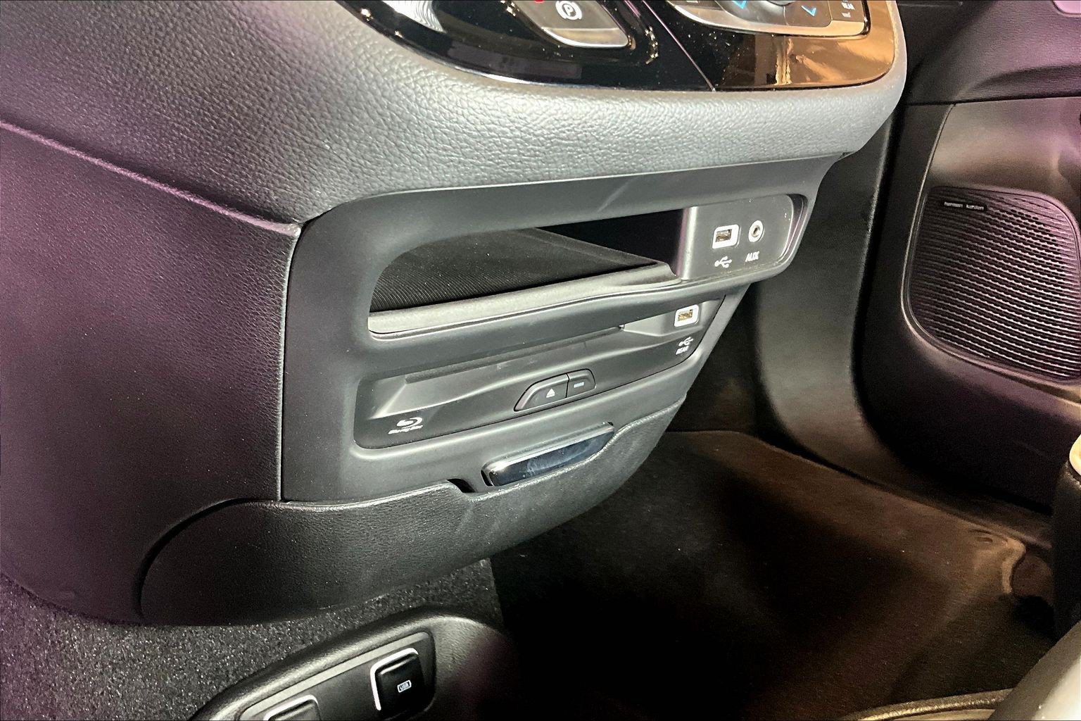 Used 2020 Chrysler Pacifica Limited w/ Advanced Safetytec Group FWD image 16