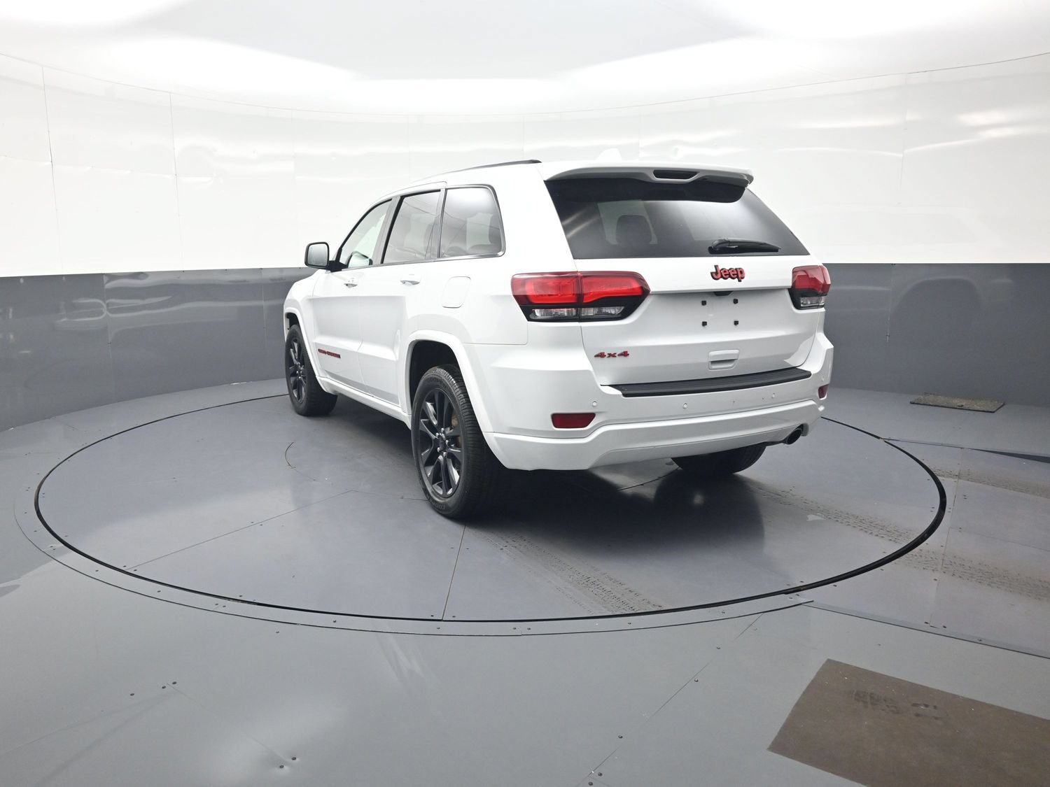 Used 2020 Jeep Grand Cherokee Altitude AWD/4WD image 5
