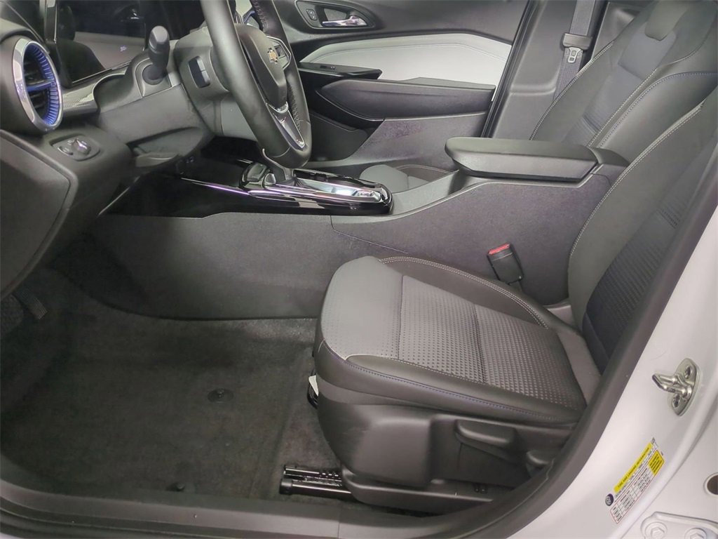 Certified 2025 Chevrolet Trax LT w/ Driver Confidence Package image 17