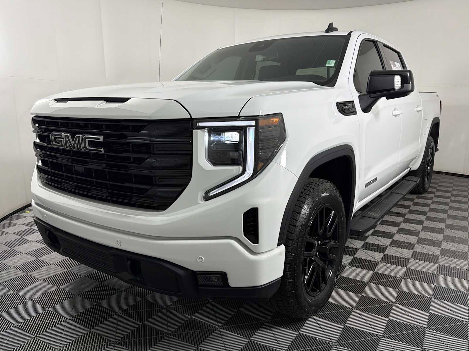 Used 2024 GMC Sierra 1500 Elevation w/ Elevation Premium Package AWD/4WD image 3