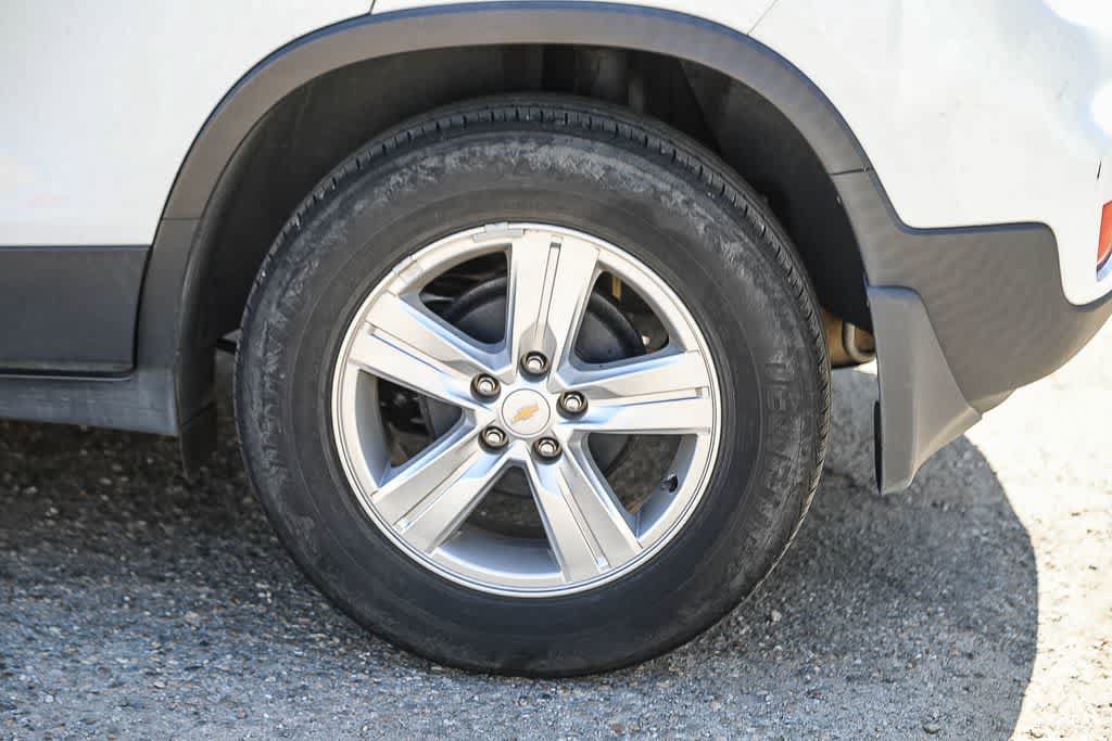 Used 2020 Chevrolet Trax LS w/ LPO, Protection Package FWD image 10