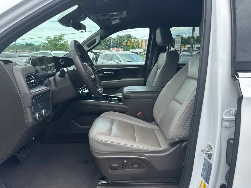 Used 2025 Chevrolet Suburban LT RWD image 12