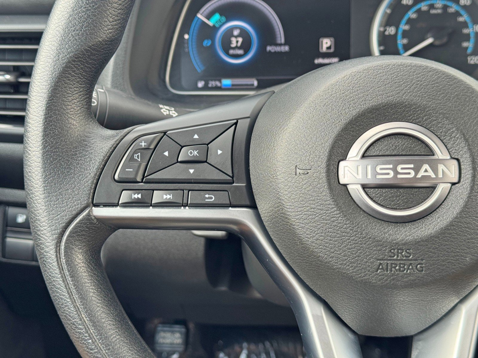 Used 2025 Nissan Leaf S image 19