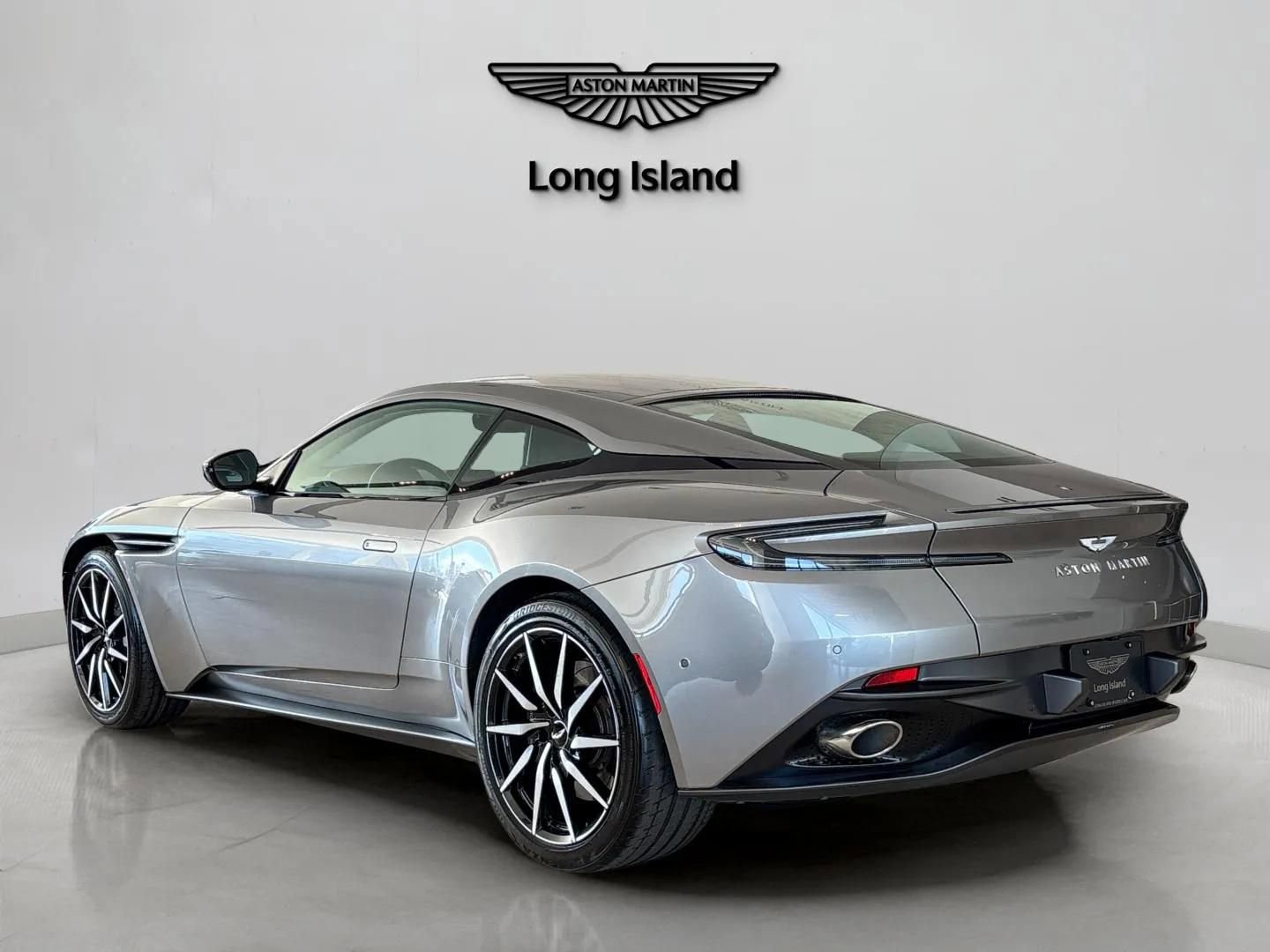 Used 2022 Aston Martin DB11 Coupe image 4