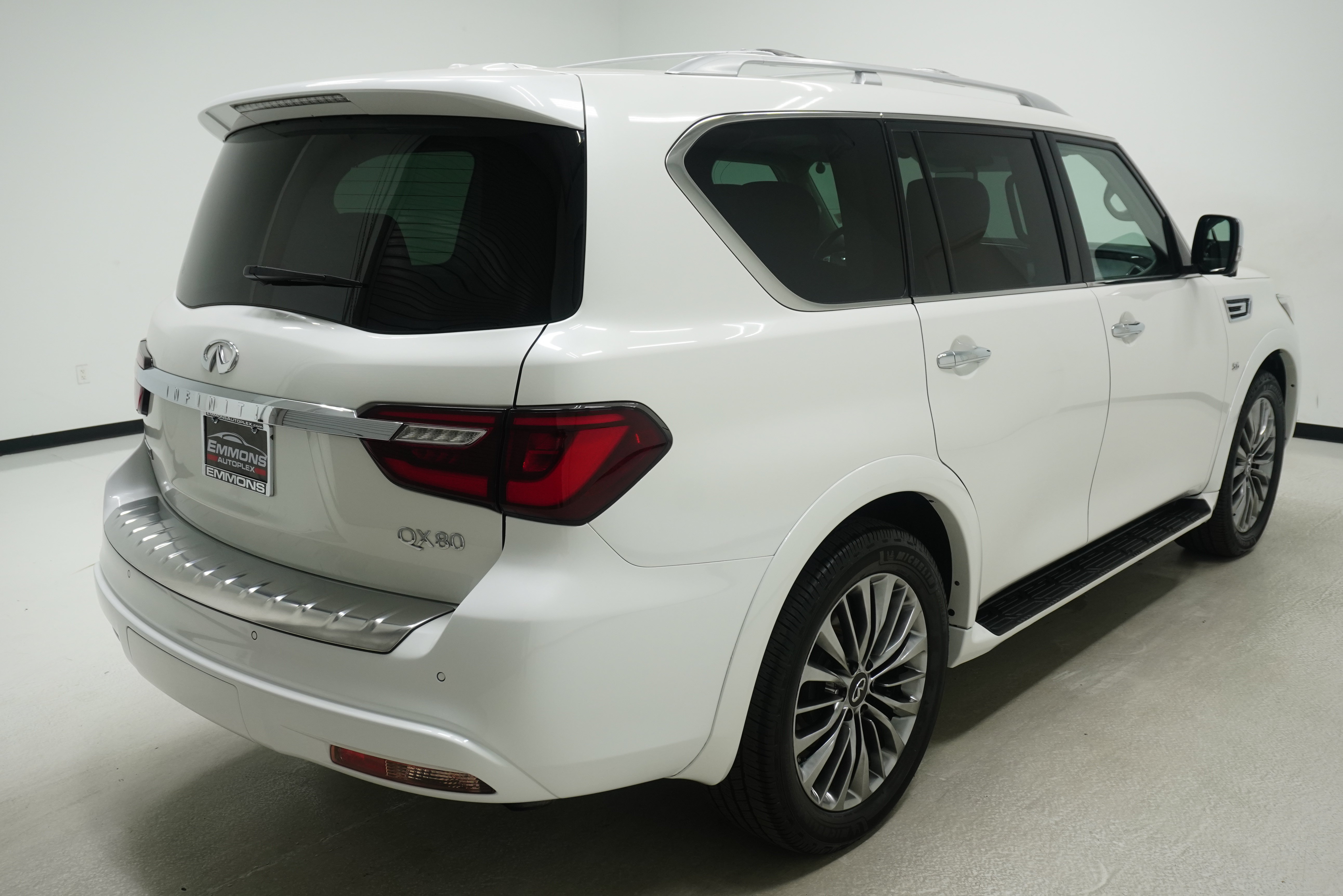 Used 2018 INFINITI QX80 2WD w/ Deluxe Technology Package image 4