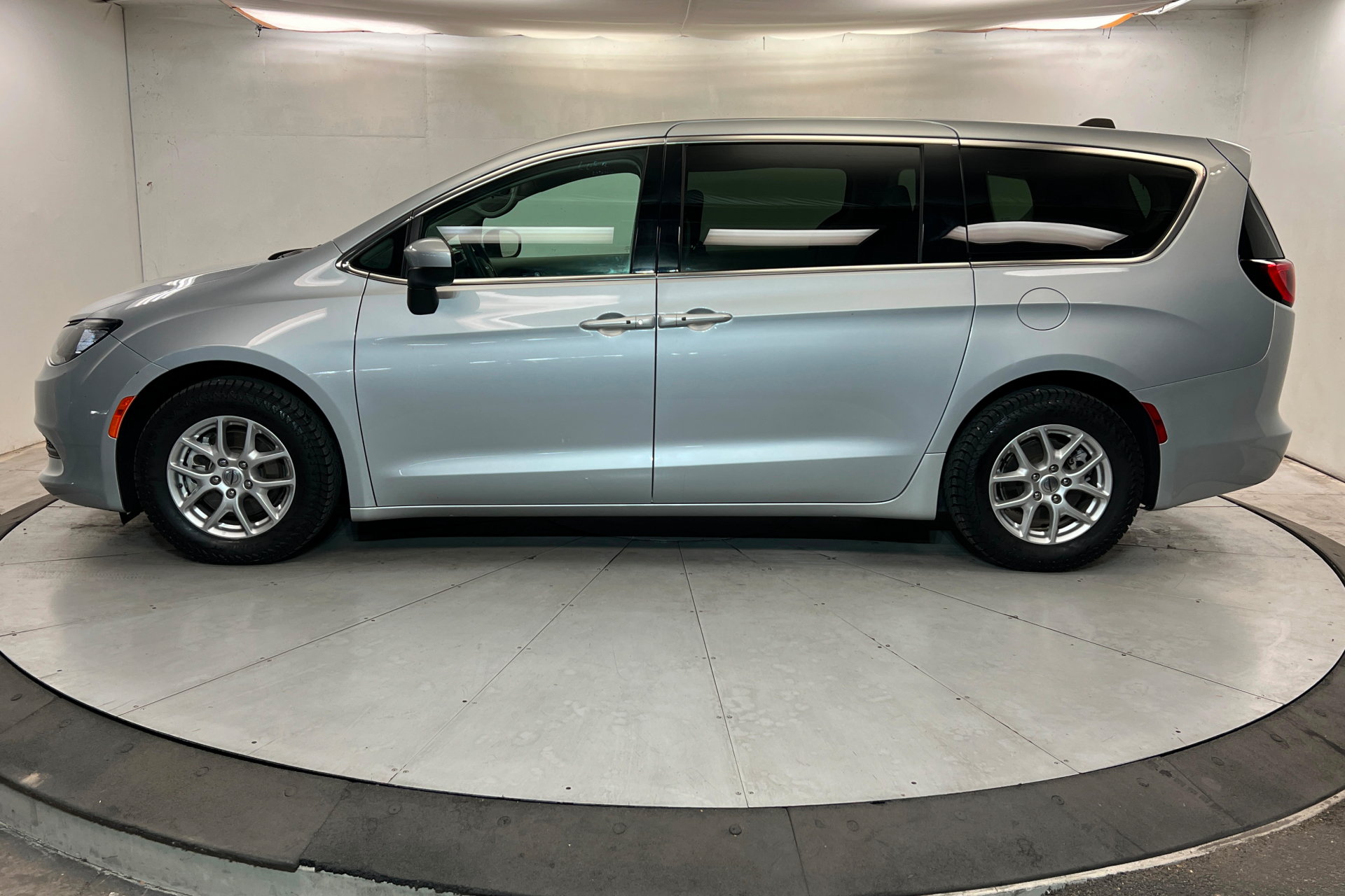 Certified 2023 Chrysler Voyager LX FWD image 2