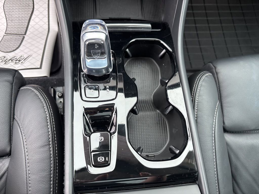 Certified 2023 Volvo XC40 B5 Plus w/ Driver Assist Package AWD/4WD image 27