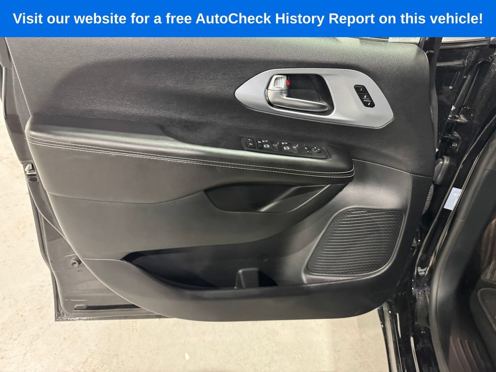 Used 2026 Chrysler Pacifica Limited FWD image 16