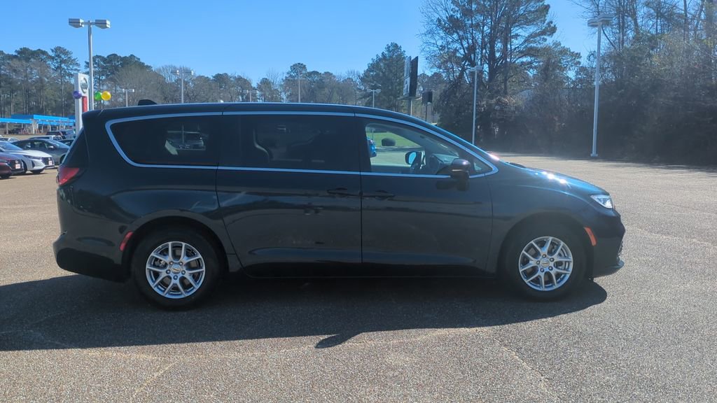 Used 2024 Chrysler Pacifica Touring-L image 4