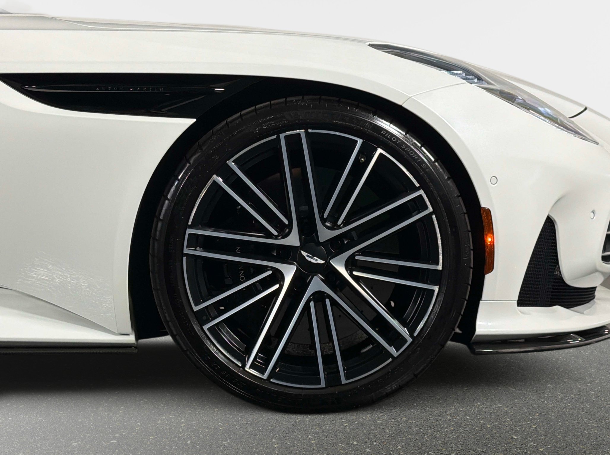 Used 2024 Aston Martin DB12 Coupe RWD image 3