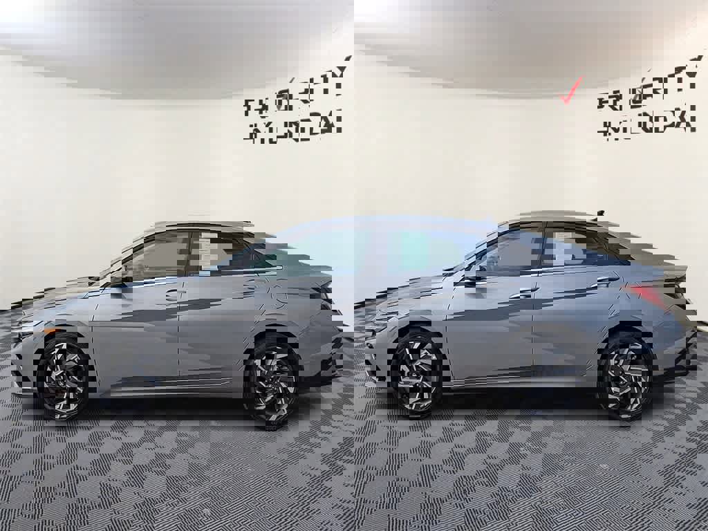 Used 2025 Hyundai Elantra Limited image 7