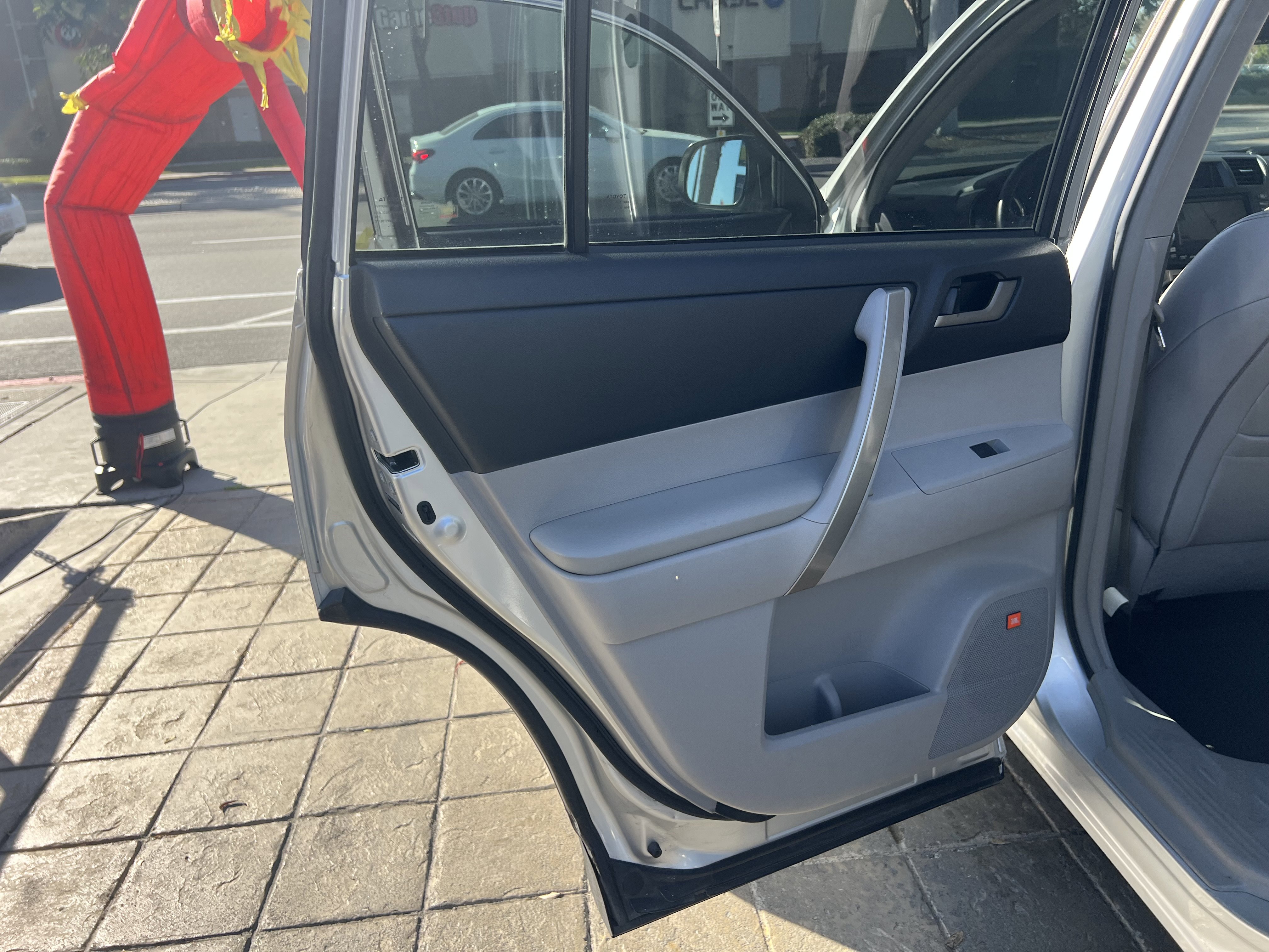 Used 2011 Toyota Highlander SE w/ Tow Pkg FWD image 24