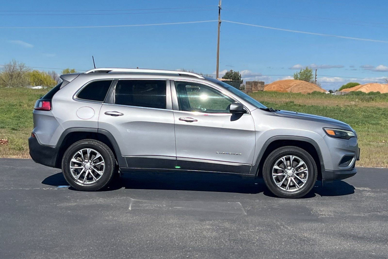 Used 2019 Jeep Cherokee Latitude Plus w/ Cold Weather Group image 3