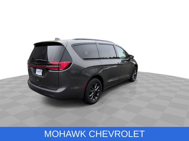 Used 2022 Chrysler Pacifica Touring-L w/ S Appearance Package AWD/4WD image 9