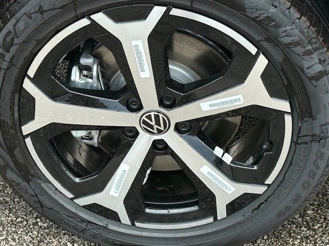 New 2025 Volkswagen Tiguan SE image 12