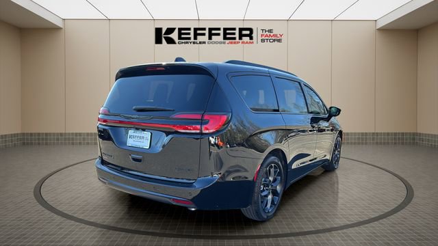 New 2026 Chrysler Pacifica Limited FWD image 5