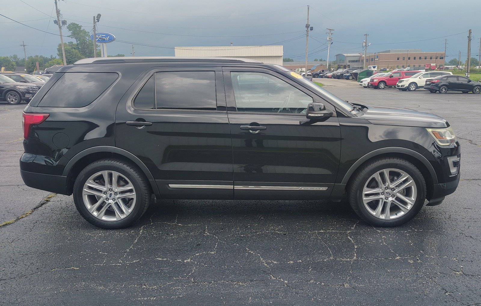 Used 2017 Ford Explorer XLT w/ Equipment Group 201A FWD image 4