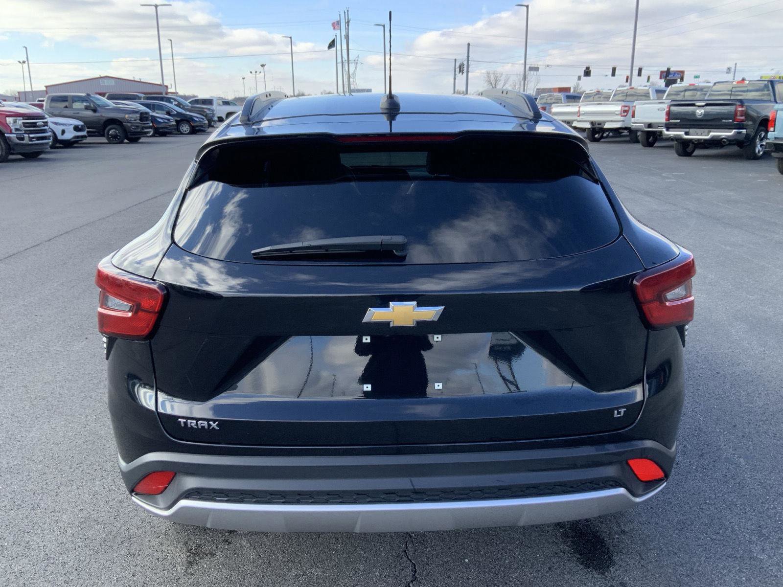 Used 2025 Chevrolet Trax LT FWD image 7