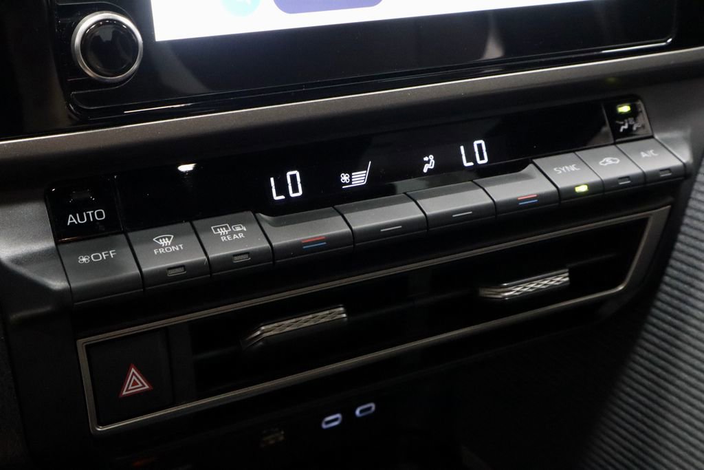 Used 2025 Toyota Camry SE image 30