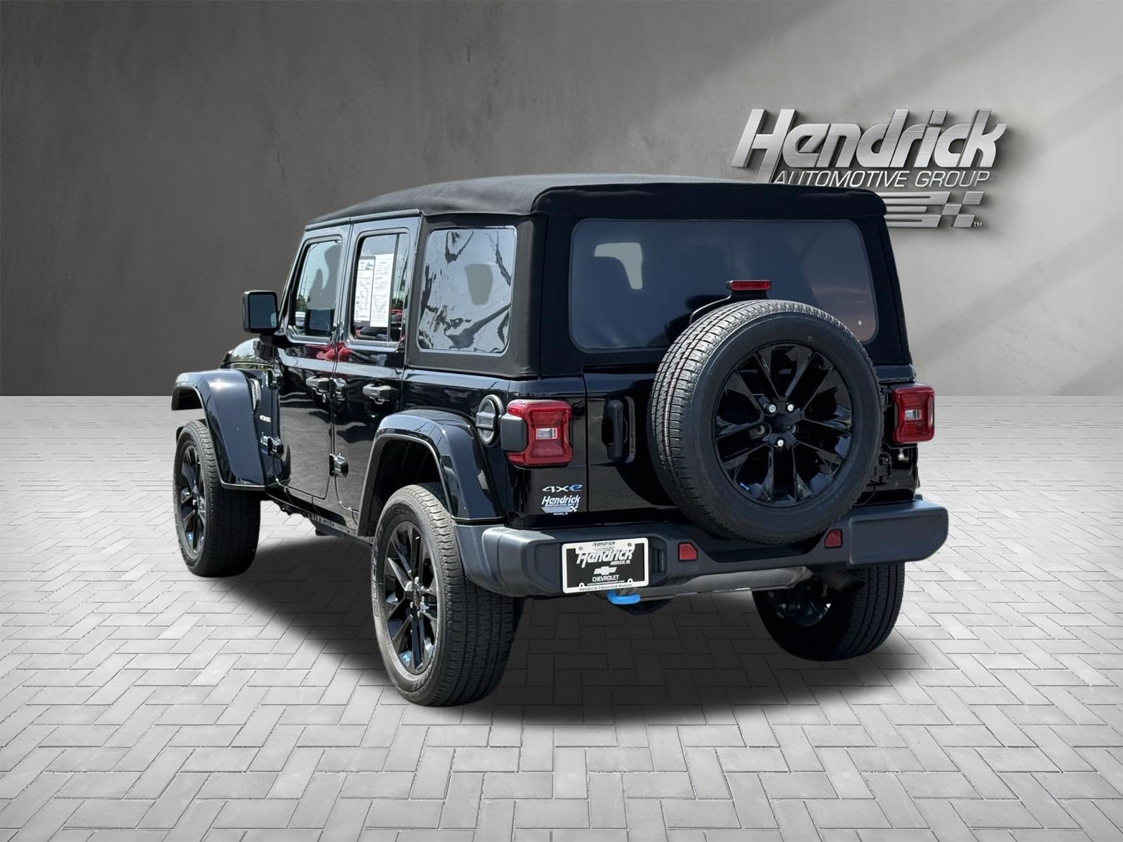 Used 2023 Jeep Wrangler Unlimited Sahara w/ Cold Weather Group AWD/4WD image 8