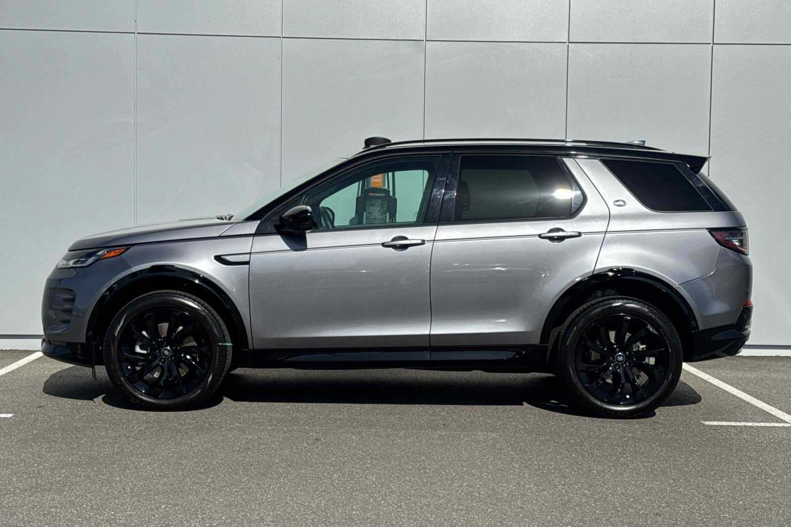 Certified 2025 Land Rover Discovery Sport Dynamic SE AWD/4WD image 2
