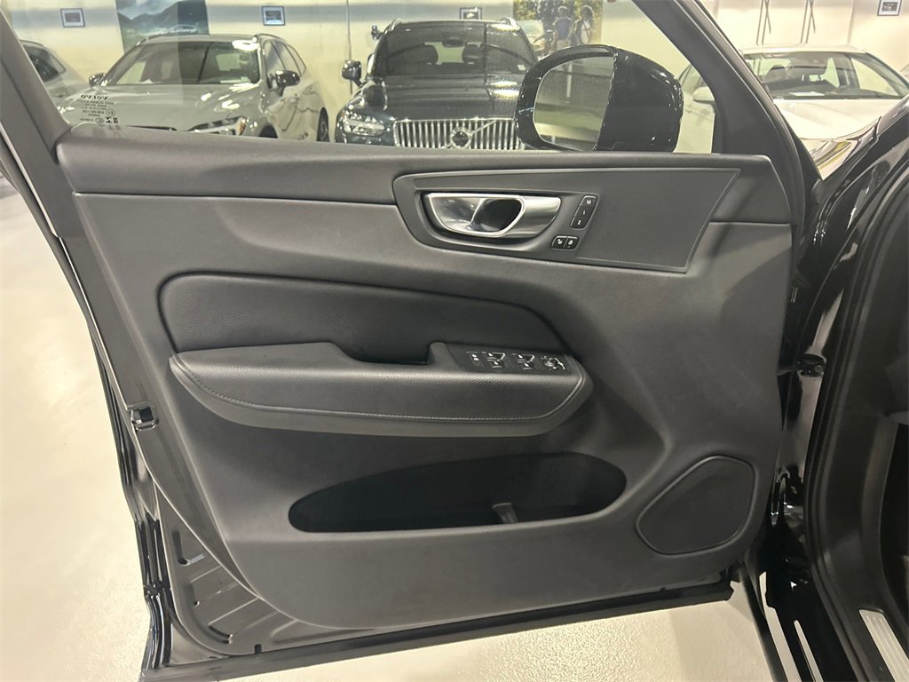 Certified 2021 Volvo XC60 T5 Momentum w/ Premium Package image 9