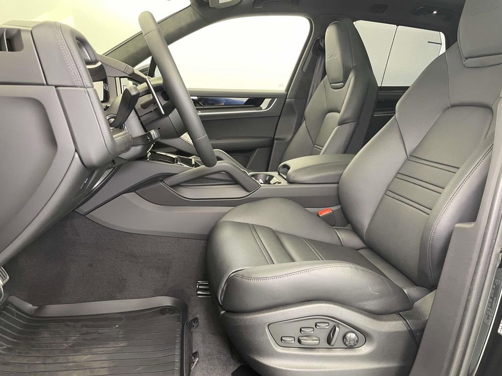 New 2025 Porsche Cayenne Turbo image 5