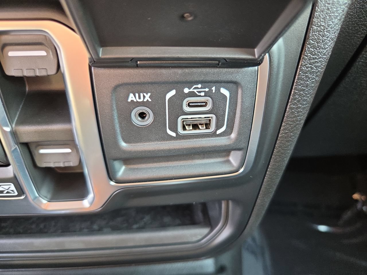 New 2026 Jeep Wrangler Unlimited Sahara w/ Whitecap Package AWD/4WD image 10
