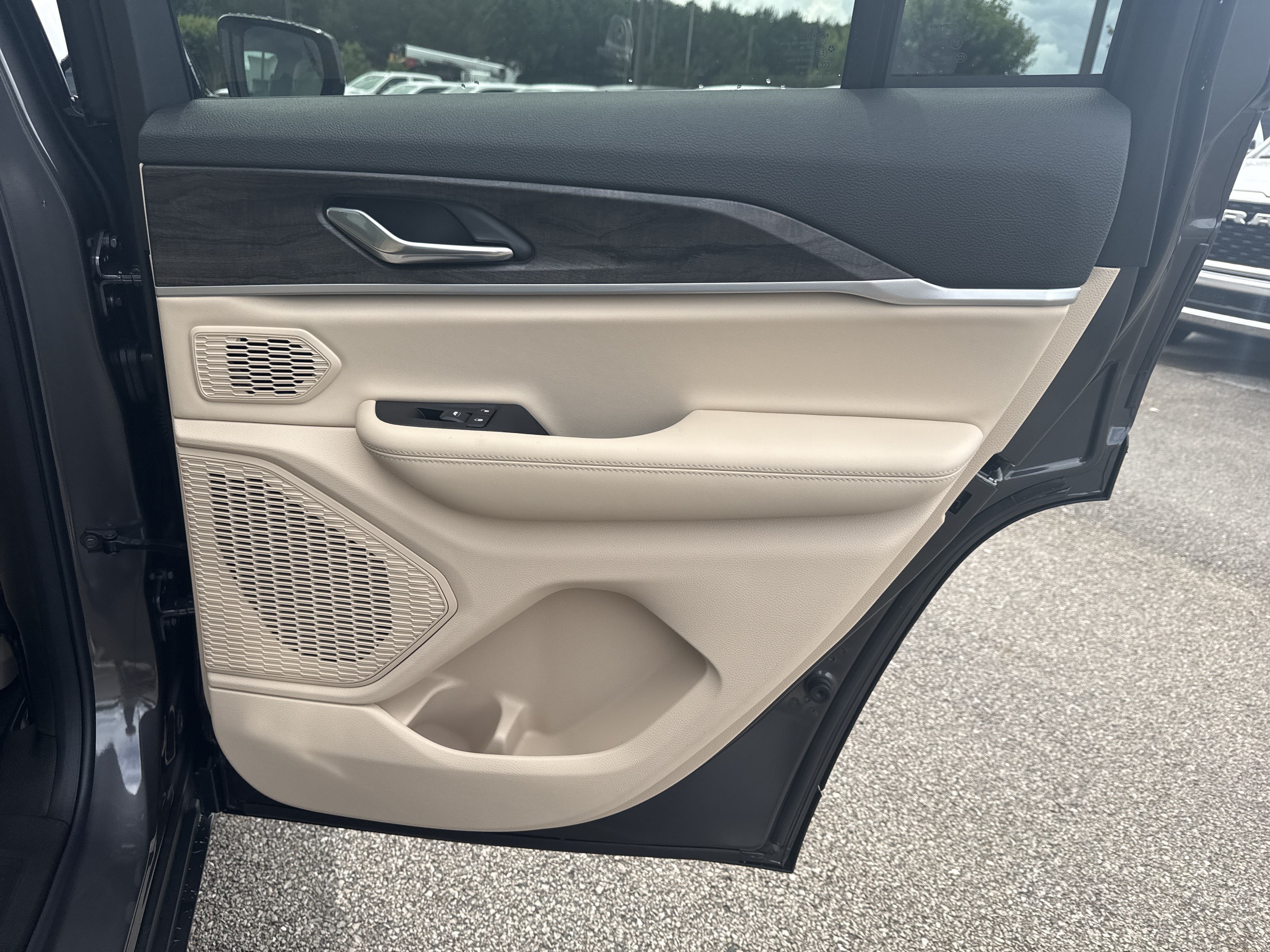 New 2026 Jeep Grand Cherokee Limited RWD image 17
