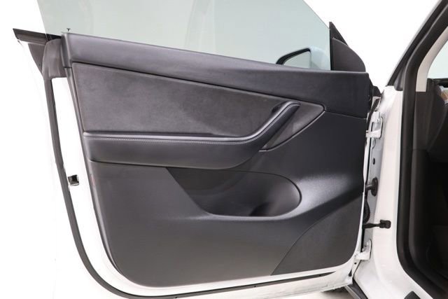 Used 2022 Tesla Model Y Long Range image 16