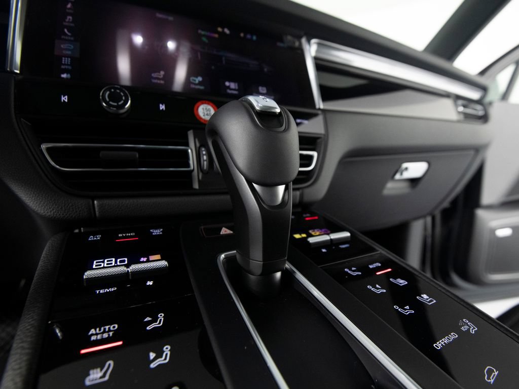 Certified 2026 Porsche Macan AWD/4WD image 30