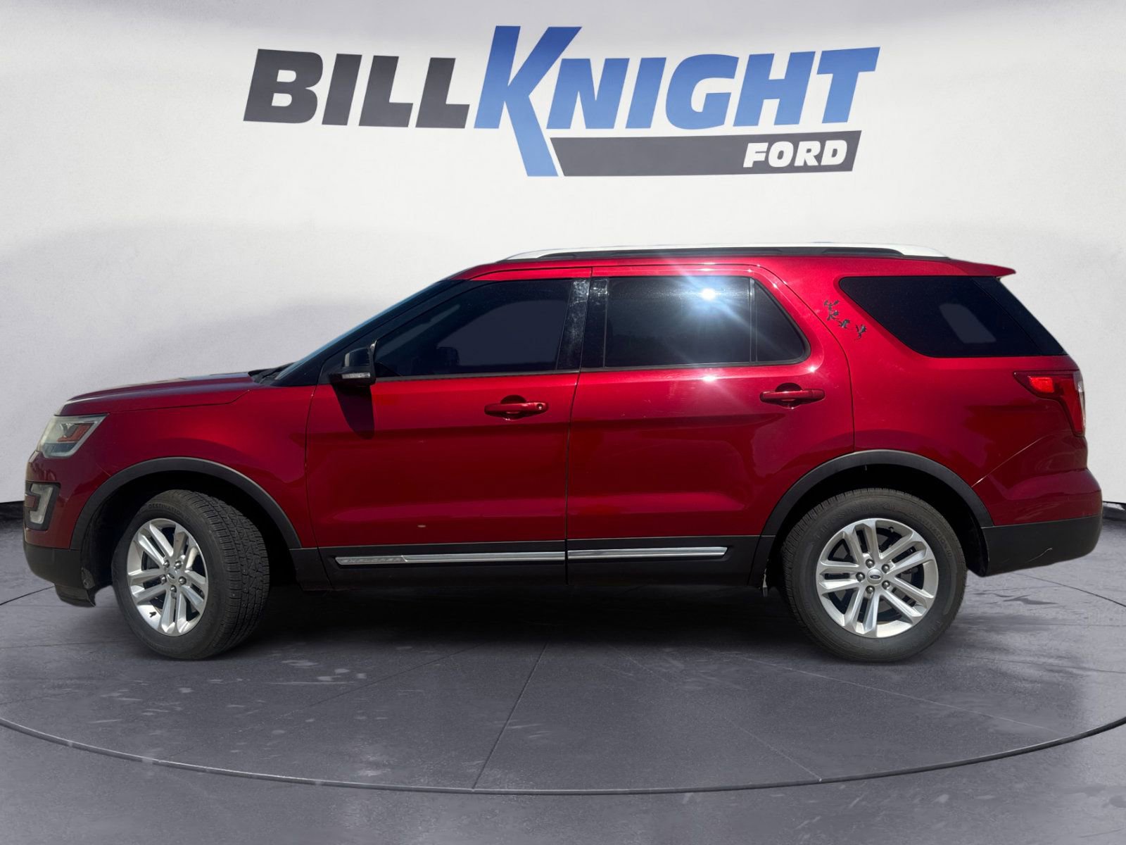 Used 2016 Ford Explorer XLT w/ Equipment Group 202A FWD image 2