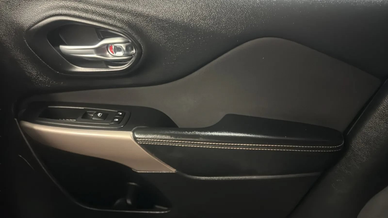 Used 2017 Jeep Cherokee Sport FWD image 23