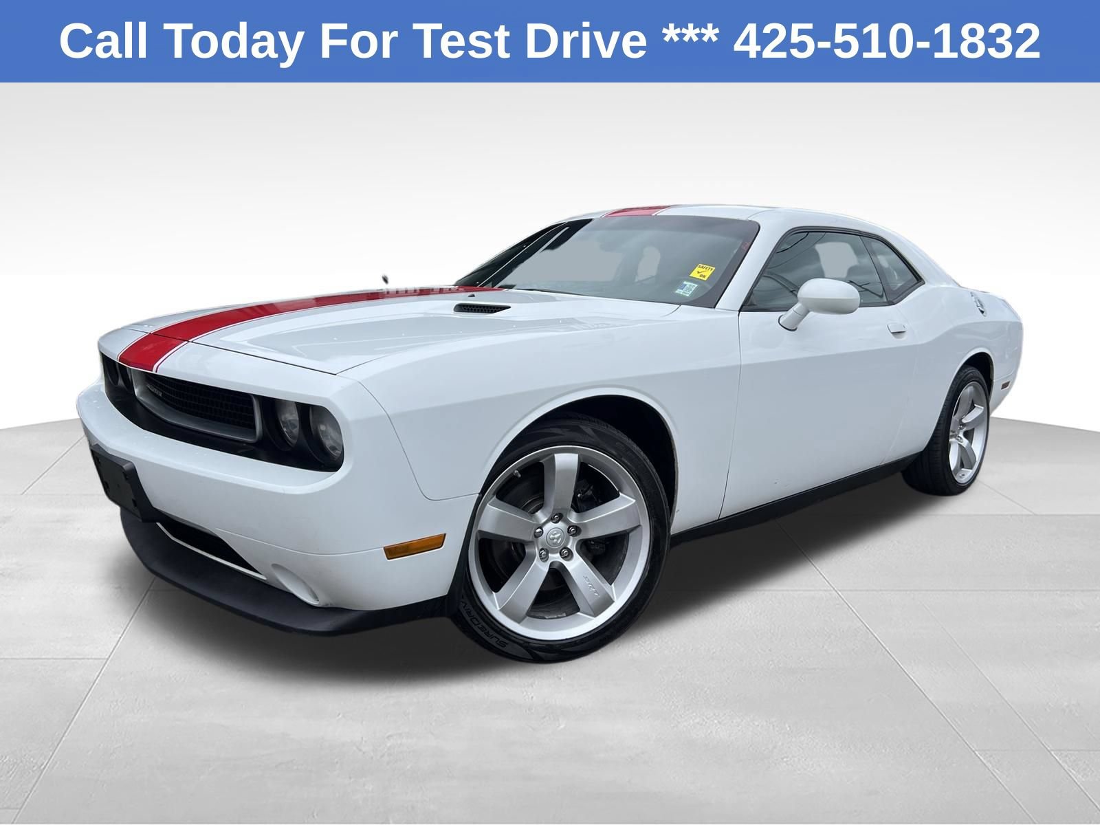 Used 2014 Dodge Challenger SXT RWD image 1