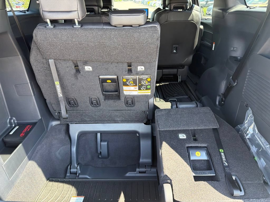 Used 2026 Toyota Sienna Limited FWD image 18
