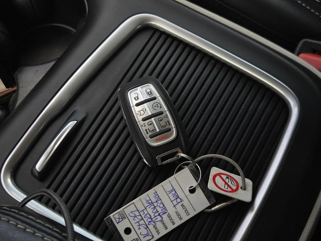Used 2024 Chrysler Pacifica Touring-L FWD image 31
