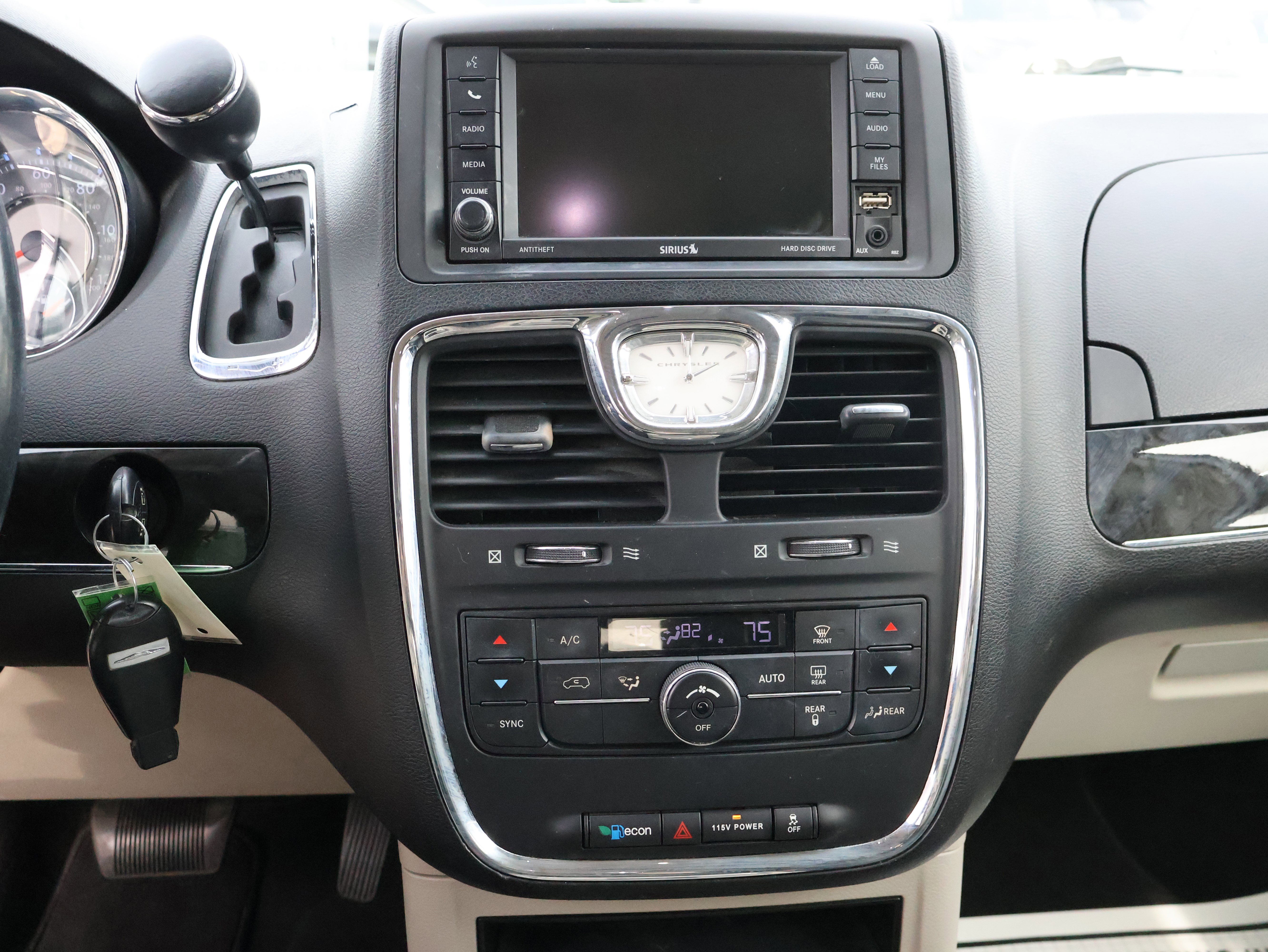 Used 2014 Chrysler Town & Country Touring image 19