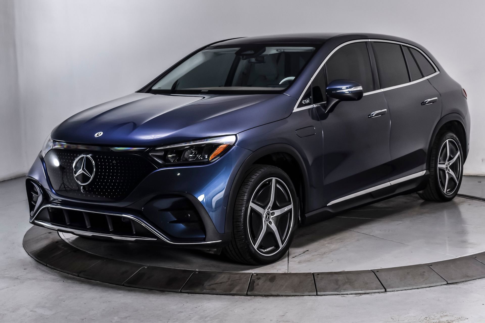 Used 2023 Mercedes-Benz EQE 500 4MATIC SUV image 2