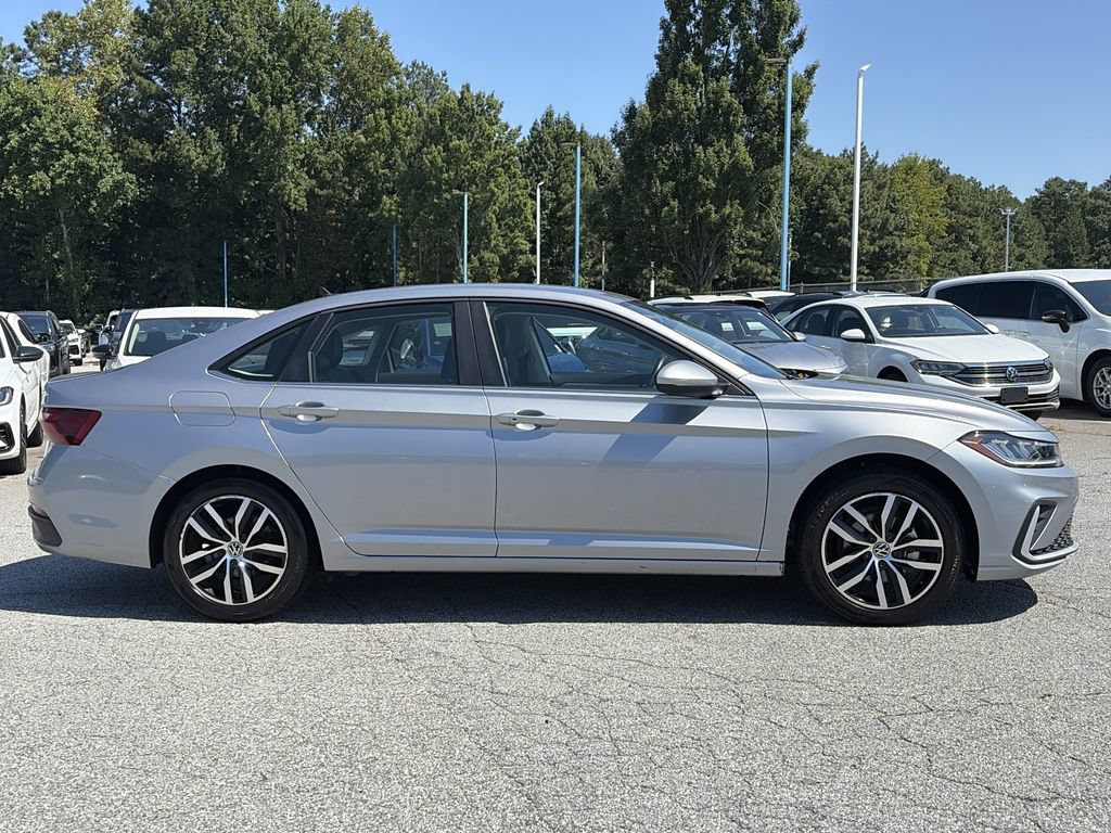 Used 2025 Volkswagen Jetta SE FWD image 21