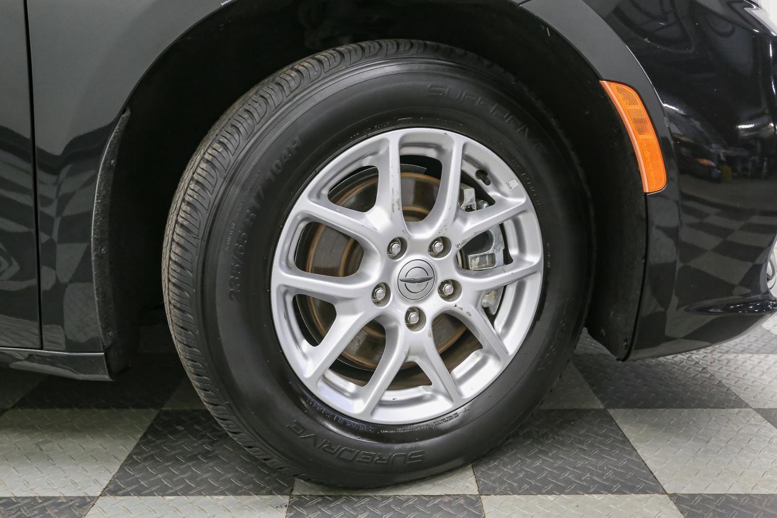 Used 2024 Chrysler Pacifica Touring-L image 14