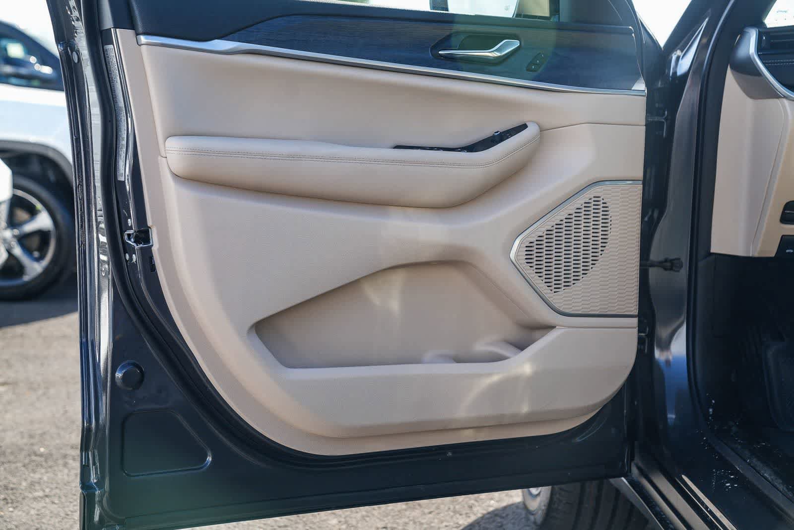 New 2026 Jeep Grand Cherokee Limited RWD image 21