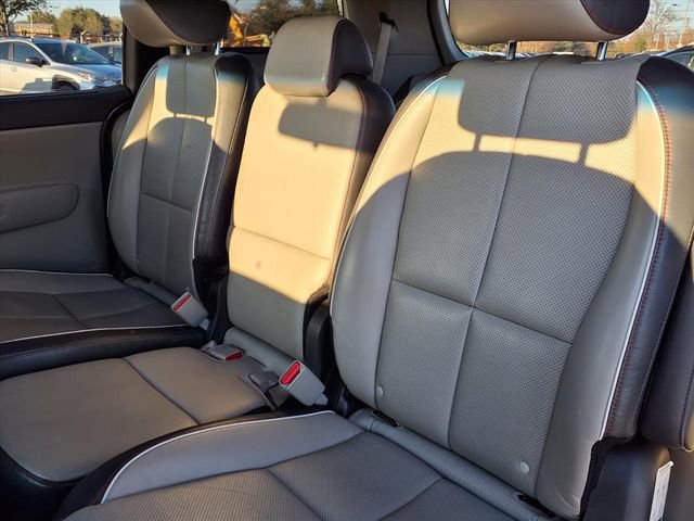 Used 2017 Kia Sedona LX w/ LX Essentials Premium Package image 9