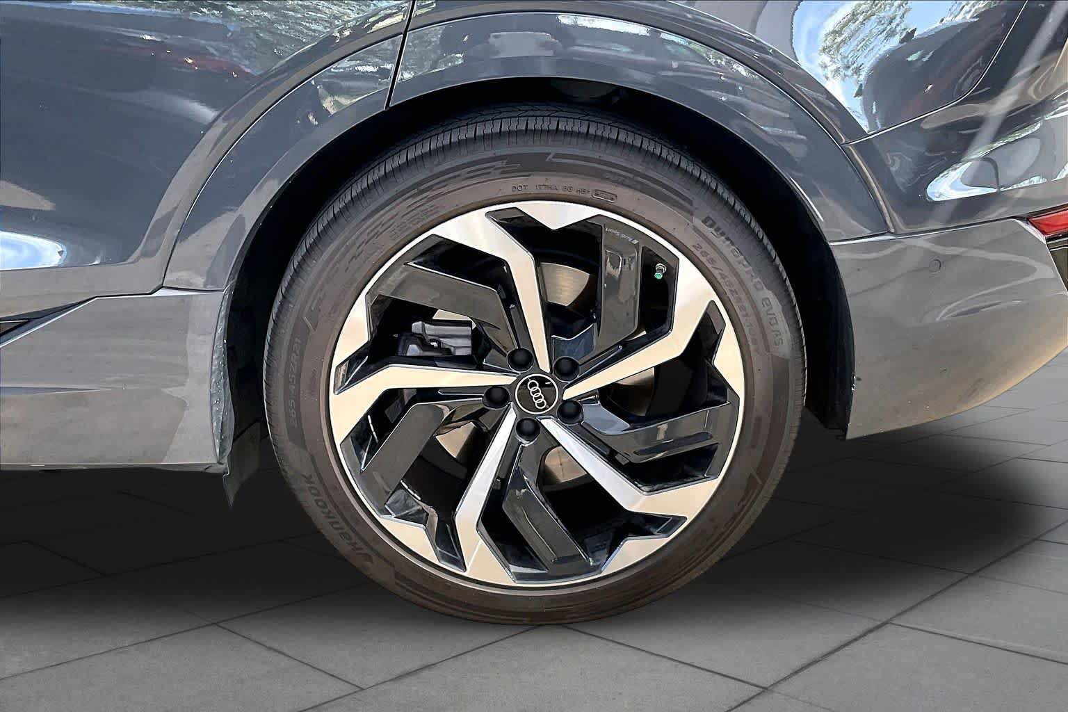 Used 2024 Audi Q8 e-tron Premium Plus w/ Premium Plus Package AWD/4WD image 9