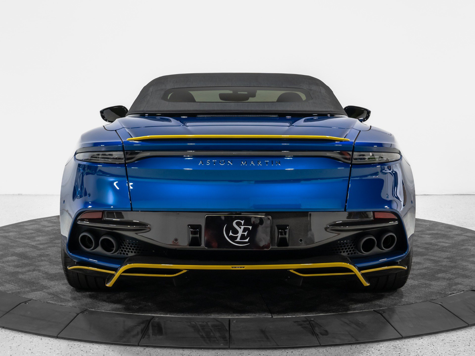 Used 2023 Aston Martin DBS Superleggera Volante RWD image 18